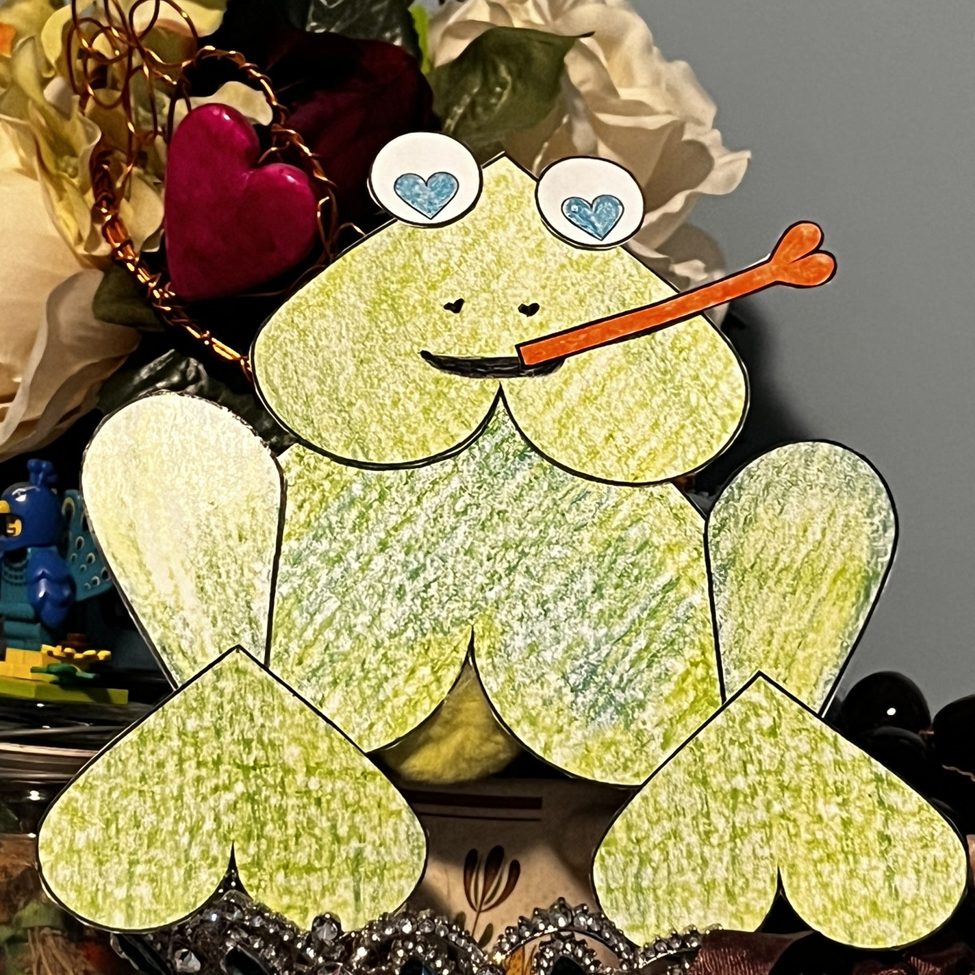 photo of a frog made out of hearts of varying sizes